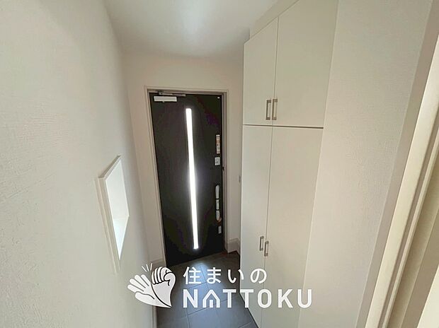 【現地写真（玄関）】玄関には、大型のシューズ収納を設置しています。