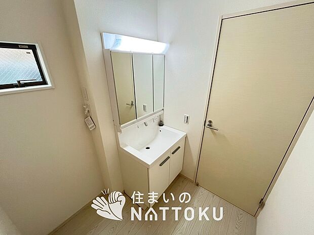 【洗面台・洗面所】鏡の両サイドは、必要なものを取出しやすく、大きな鏡面で朝の準備も快適。
使いやすいリフトアップ機能付きのシングルレバーシャワー水栓付です。
