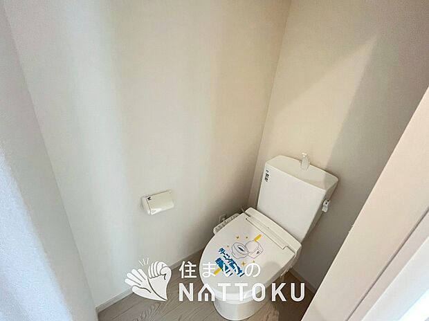 【トイレ】汚れてもサッとひと拭きでお手入れ簡単、エコ仕様の温水洗浄便座付きのトイレです。
バリアフリーにも配慮しています。
