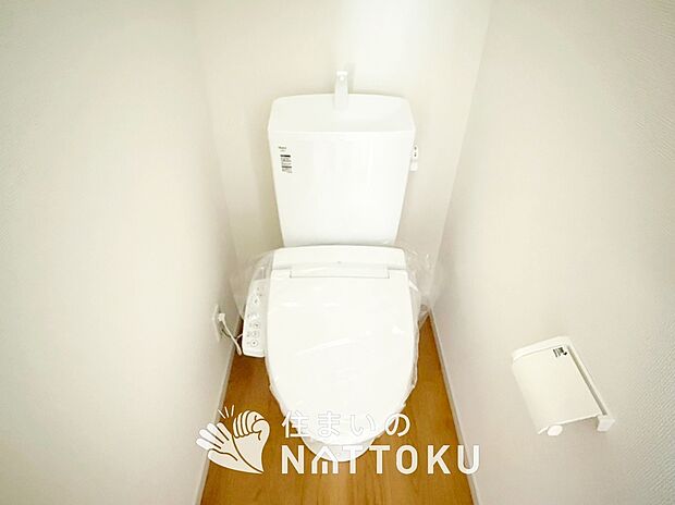 【トイレ】汚れてもサッとひと拭きでお手入れ簡単、エコ仕様の温水洗浄便座付きのトイレです。
バリアフリーにも配慮しています。
