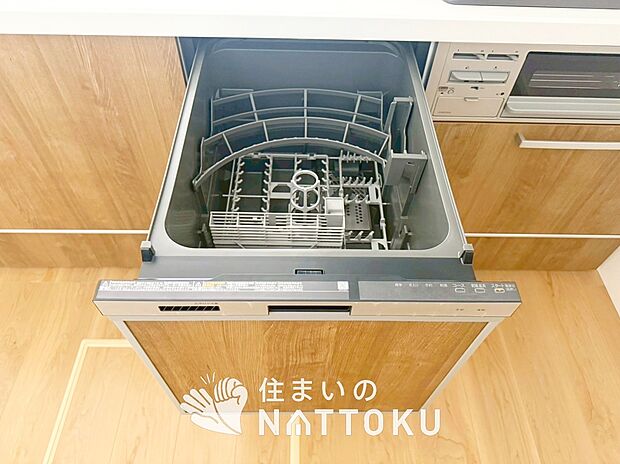 【食器洗い乾燥機】食後の時間にゆとりを与えてくれる食器洗い乾燥機。
操作ボタンも上面にあるので、腰をかがめずに操作ができラクラクです。
