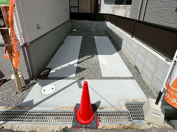 【現地写真（駐車場）】駐車スペースが広く、運転が苦手な方も安心です。