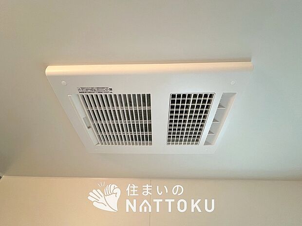 【浴室暖房換気乾燥機】汚れてもサッとひと拭きでお手入れ簡単、エコ仕様の温水洗浄便座付きのトイレです。
バリアフリーにも配慮しています。
