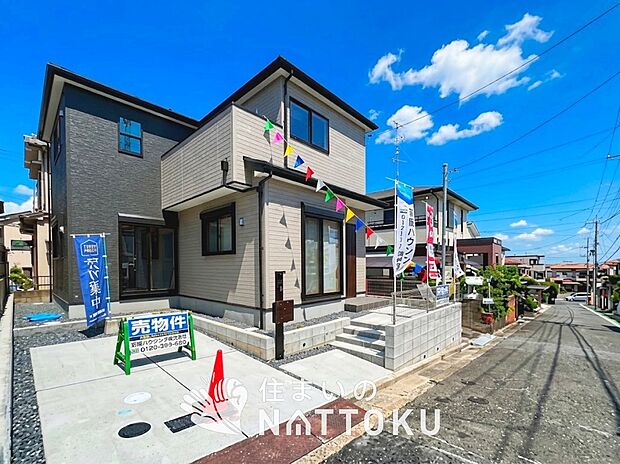 【現地写真（前道含む外観）】断熱性、気密性を高める工夫で一年中ずっと心地よく暮らせる、高気密・高断熱です。