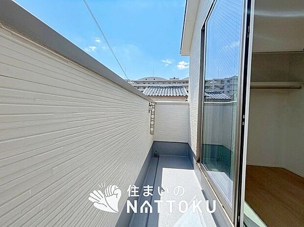 【バルコニー】奥行きが広く、洗濯物をゆったりと干せる十分な広さで、家族の洗濯も捗ります。