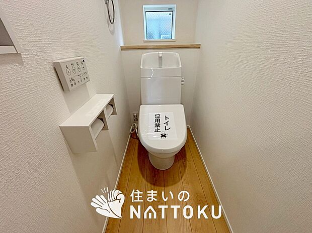 【トイレ	 】汚れてもサッとひと拭きでお手入れ簡単、エコ仕様の温水洗浄便座付きのトイレです。
バリアフリーにも配慮しています。
