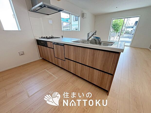 【現地写真（キッチン）】収納たっぷりのシステムキッチン、浄水器付水栓を標準装備しています。