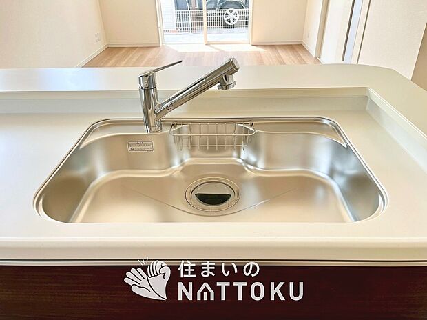 【浄水器内臓型ハンドシャワー付シンク】傷や汚れが付きにくい静音仕様の全面エンボス加工シンク。
また、蛇口の先端に浄水器を内蔵。浄水シャワーが使える毎分4リットルのたっぷり浄水。
