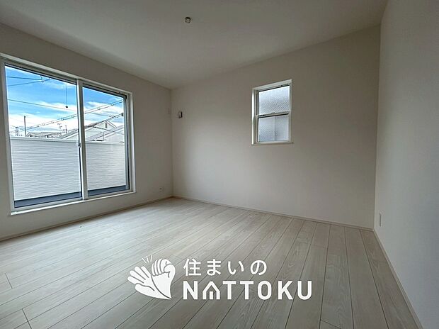 【現地写真（洋室）】木目の美しさを際立たせるシンプルデザインの建具を使用しています。