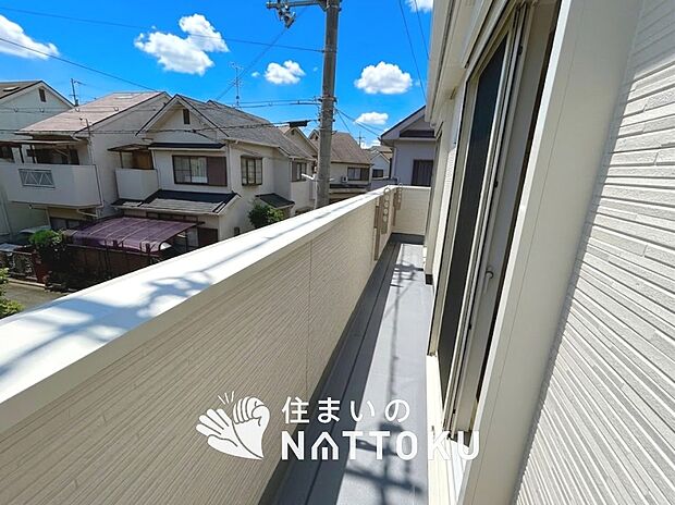 【バルコニー】奥行きが広く、洗濯物をゆったりと干せる十分な広さで、家族の洗濯も捗ります。