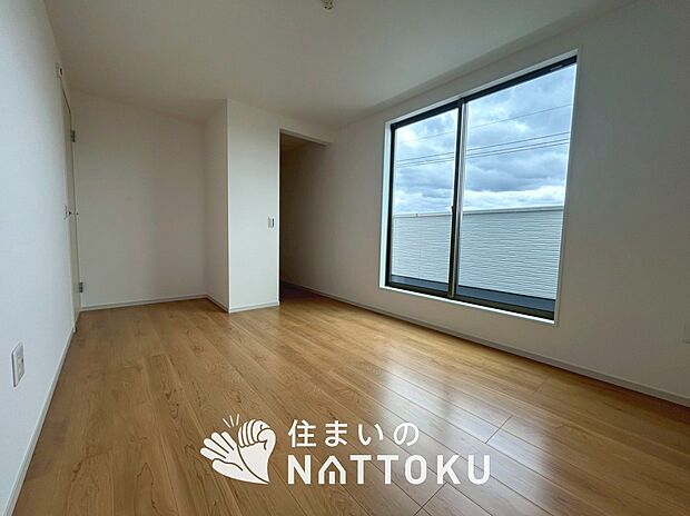 【現地写真（寝室）】木目の美しさを際立たせるシンプルデザインの建具を使用しています。