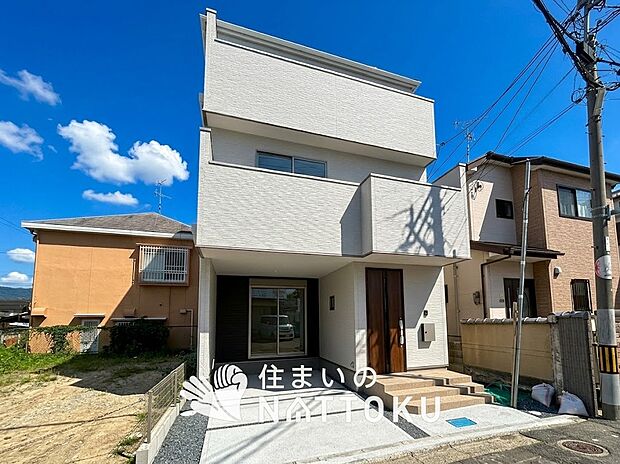 【現地写真（街並み）】軽くて火災に強い屋根材を採用し、地震時の建物への負担や揺れを軽減しています。