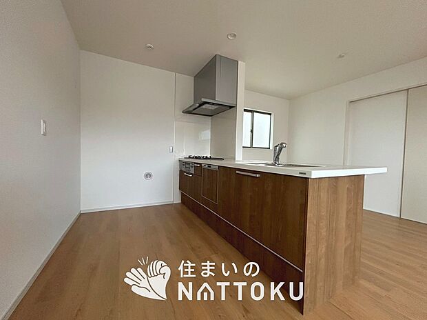 【現地写真（キッチン）】収納たっぷりのシステムキッチン、浄水器付水栓を標準装備しています。