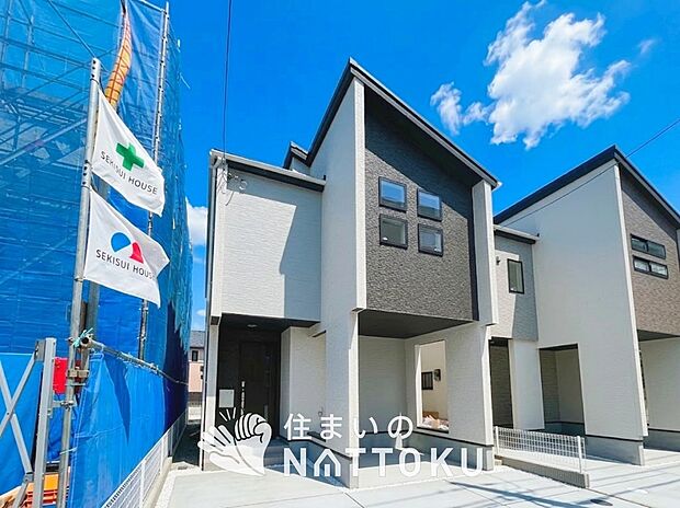 【現地写真（外観）【２号地】】軽くて火災に強い屋根材を採用し、地震時の建物への負担や揺れを軽減しています。