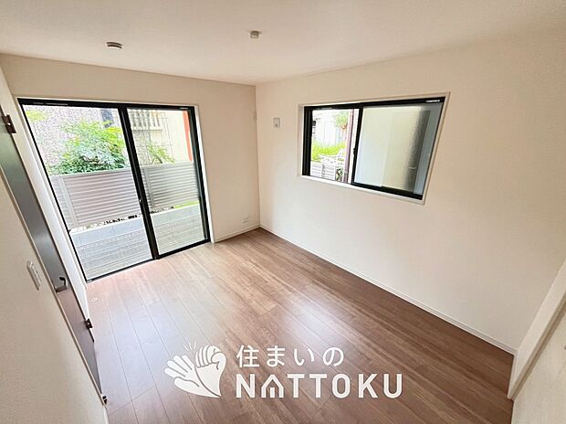 【現地写真（寝室）】木目の美しさを際立たせるシンプルデザインの建具を使用しています。