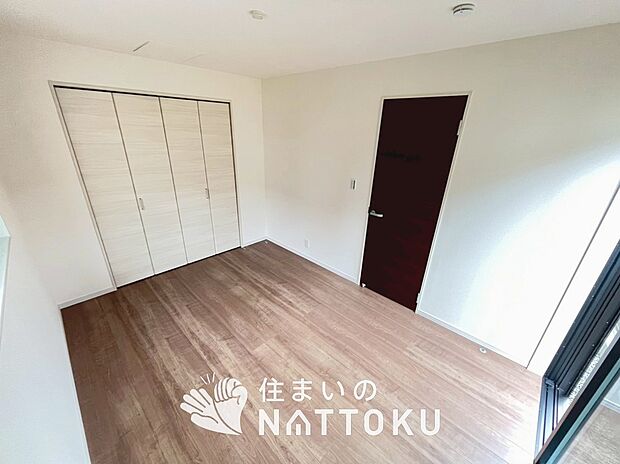 【現地写真（洋室）】木目の美しさを際立たせるシンプルデザインの建具を使用しています。