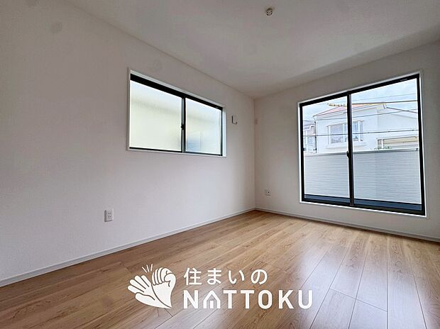 【現地写真（寝室）】木目の美しさを際立たせるシンプルデザインの建具を使用しています。