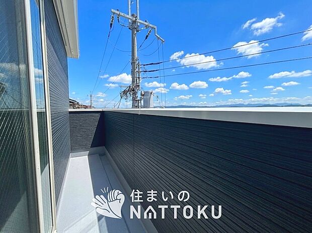 【バルコニー】奥行きが広く、洗濯物をゆったりと干せる十分な広さで、家族の洗濯も捗ります。