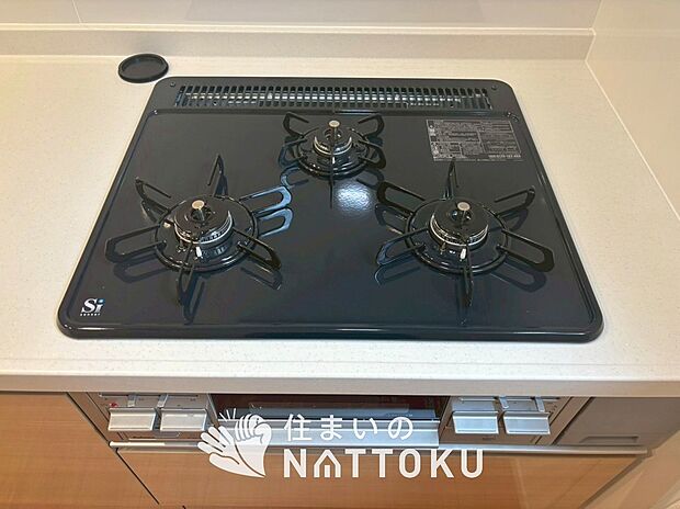 【ビルトインコンロ】フラットな構造で清掃性が高く、過熱防止センサー付３口タイプで日頃の家事も快適です。