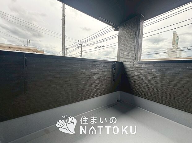 【バルコニー】奥行きが広く、洗濯物をゆったりと干せる十分な広さで、家族の洗濯も捗ります。