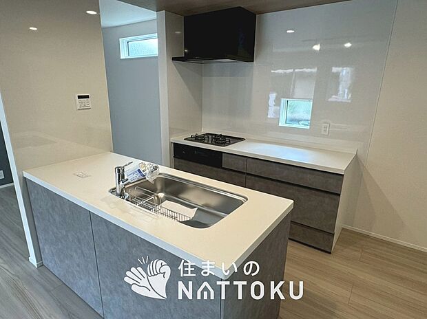 【現地写真（キッチン）】収納たっぷりのシステムキッチン、浄水器付水栓を標準装備しています。