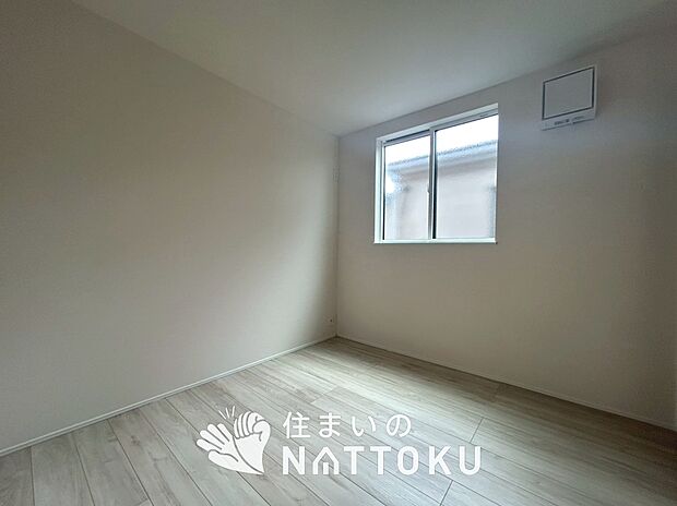 【現地写真（洋室）】木目の美しさを際立たせるシンプルデザインの建具を使用しています。