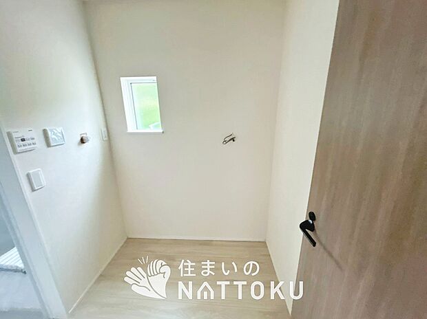 【洗面台・洗面所】鏡の両サイドは、必要なものを取出しやすく、大きな鏡面で朝の準備も快適。
使いやすいリフトアップ機能付きのシングルレバーシャワー水栓付です。
