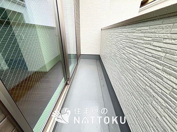 【バルコニー】奥行きが広く、洗濯物をゆったりと干せる十分な広さで、家族の洗濯も捗ります。