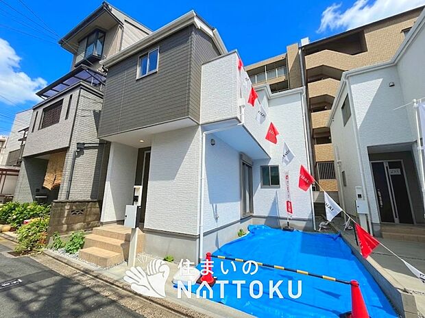 【現地写真（外観）【１号地】】軽くて火災に強い屋根材を採用し、地震時の建物への負担や揺れを軽減しています。
