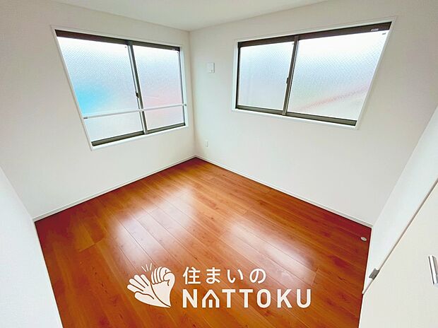 【現地写真（洋室）】木目の美しさを際立たせるシンプルデザインの建具を使用しています。