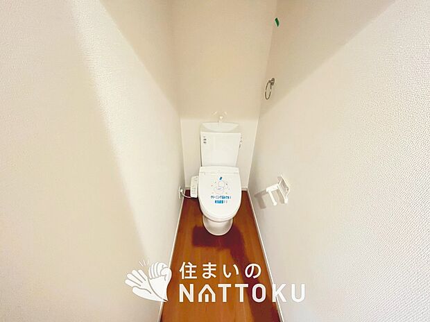 【トイレ】汚れてもサッとひと拭きでお手入れ簡単、エコ仕様の温水洗浄便座付きのトイレです。
バリアフリーにも配慮しています。

