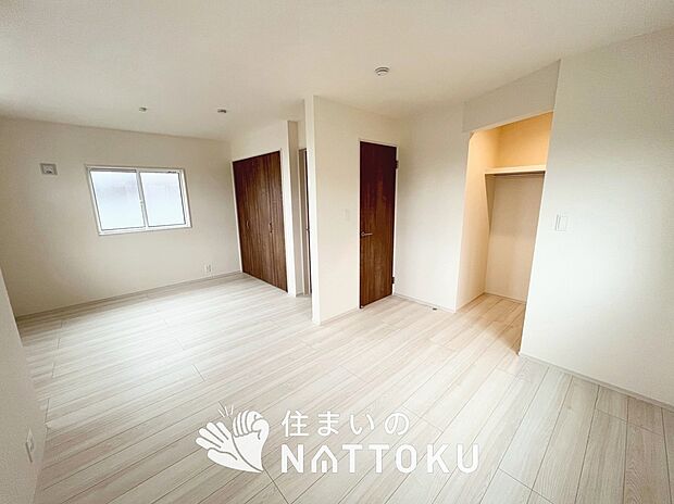 【現地写真（寝室）】木目の美しさを際立たせるシンプルデザインの建具を使用しています。