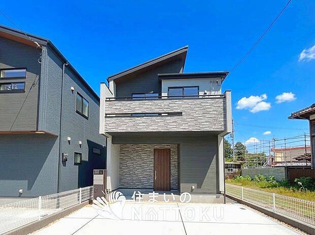 【現地写真（外観）【２号地】】軽くて火災に強い屋根材を採用し、地震時の建物への負担や揺れを軽減しています。