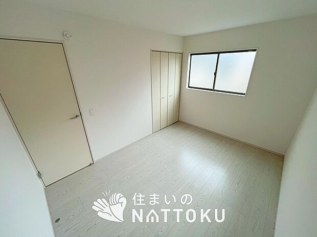 【現地写真（寝室）】木目の美しさを際立たせるシンプルデザインの建具を使用しています。