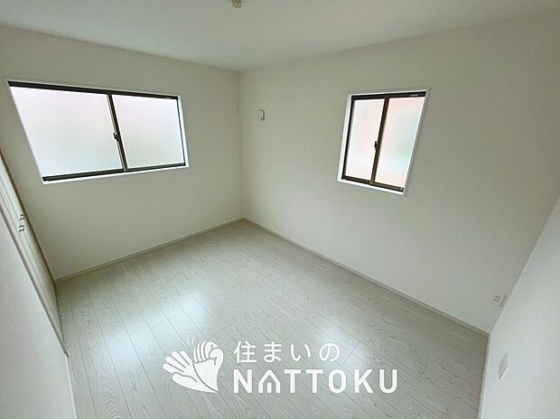 【現地写真（洋室）】木目の美しさを際立たせるシンプルデザインの建具を使用しています。