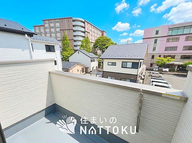 【バルコニー】奥行きが広く、洗濯物をゆったりと干せる十分な広さで、家族の洗濯も捗ります。