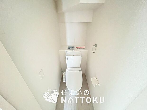 【トイレ】汚れてもサッとひと拭きでお手入れ簡単、エコ仕様の温水洗浄便座付きのトイレです。
バリアフリーにも配慮しています。
