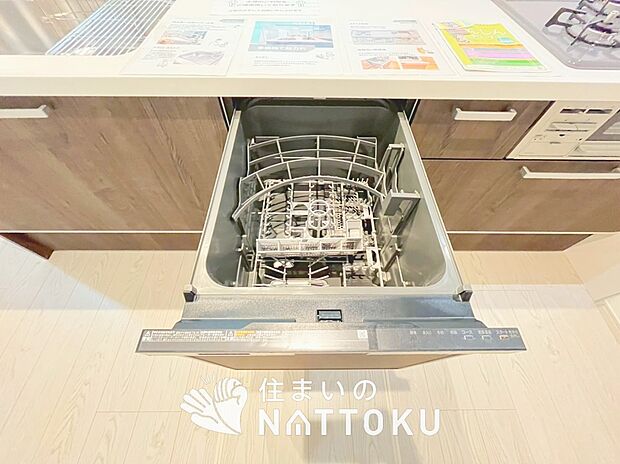 【食器洗い乾燥機】食後の時間にゆとりを与えてくれる食器洗い乾燥機。
操作ボタンも上面にあるので、腰をかがめずに操作ができラクラクです。

