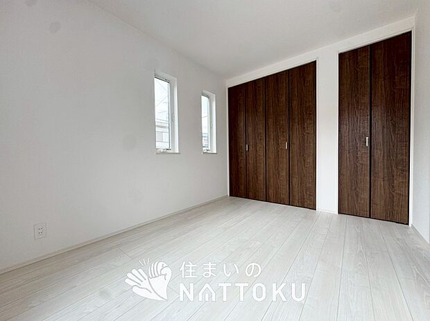 【現地写真（寝室）】木目の美しさを際立たせるシンプルデザインの建具を使用しています。