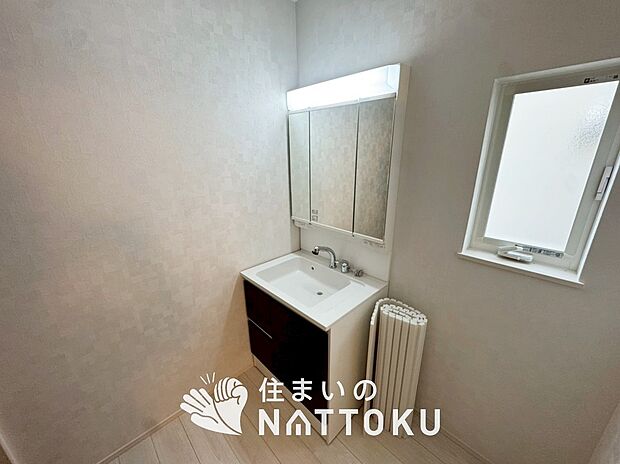 【洗面台・洗面所】鏡の両サイドは、必要なものを取出しやすく、大きな鏡面で朝の準備も快適。
使いやすいリフトアップ機能付きのシングルレバーシャワー水栓付です。
