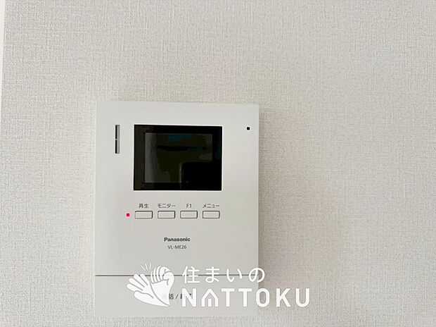 【TVモニター付インターホン】手放し通話ができ、送話表示灯で送話・受話状態が確認できます。
映像と音声で玄関先の様子をチェックできるモニター機能や、夜間の訪問者の顔も確認できるLEDライトを装備しています。
