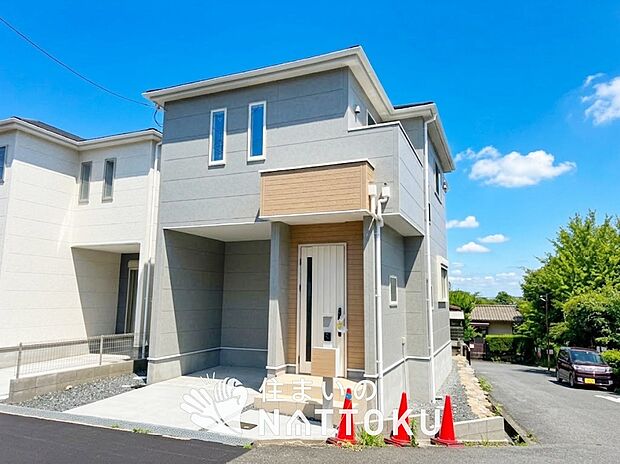 【現地写真（外観）【１号地】】軽くて火災に強い屋根材を採用し、地震時の建物への負担や揺れを軽減しています。