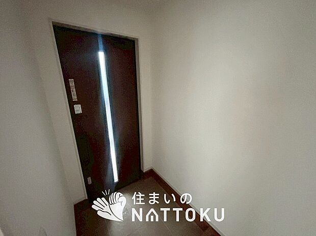 【現地写真(玄関)】玄関には、大型のシューズ収納を設置しています。