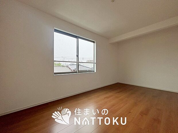 【現地写真（寝室）】木目の美しさを際立たせるシンプルデザインの建具を使用しています。