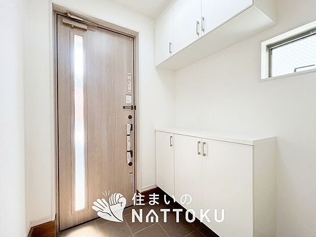 【現地写真（玄関）】玄関には、大型のシューズ収納を設置しています。
