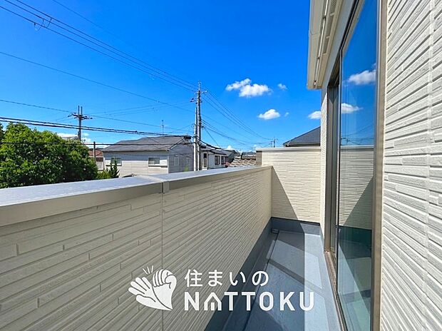 【バルコニー】奥行きが広く、洗濯物をゆったりと干せる十分な広さで、家族の洗濯も捗ります。