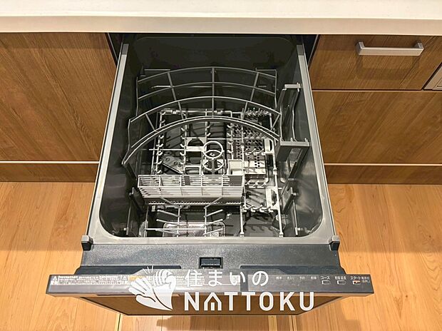 【食器洗い乾燥機】食後の時間にゆとりを与えてくれる食器洗い乾燥機。
操作ボタンも上面にあるので、腰をかがめずに操作ができラクラクです。