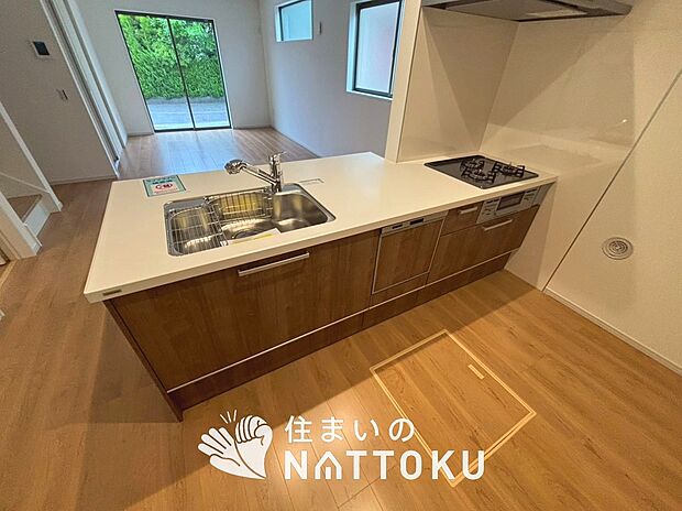 【現地写真(キッチン)】収納たっぷりのシステムキッチン、浄水器付水栓を標準装備しています。