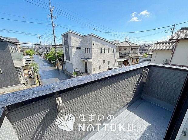 【バルコニー】奥行きが広く、洗濯物をゆったりと干せる十分な広さで、家族の洗濯も捗ります。