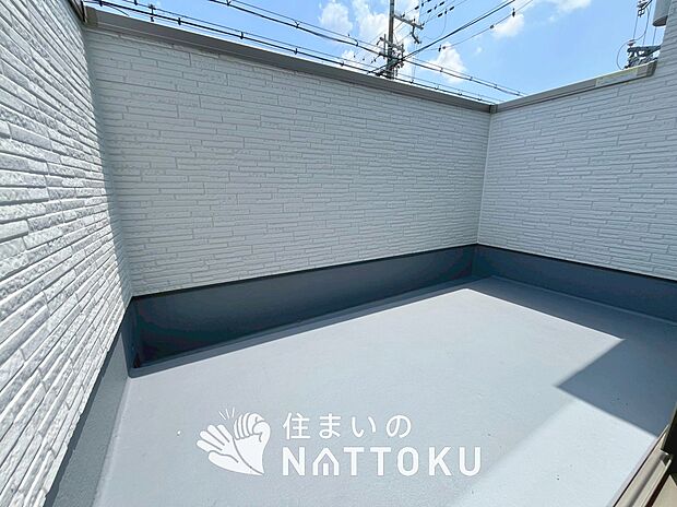 【バルコニー】奥行きが広く、洗濯物をゆったりと干せる十分な広さで、家族の洗濯も捗ります。